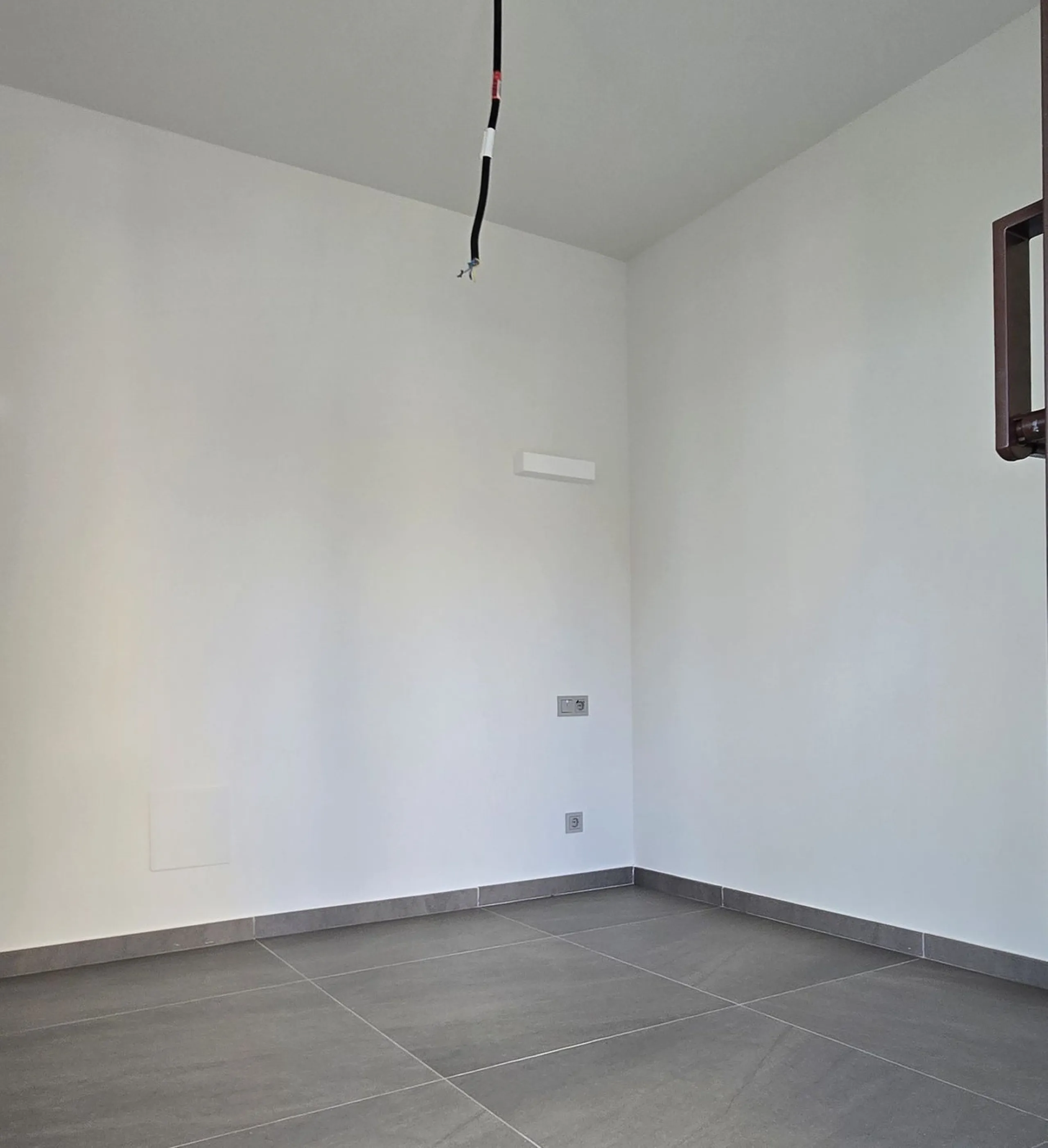 Exclusive Luxury middle floor Apartment with generous covered corner terrace.