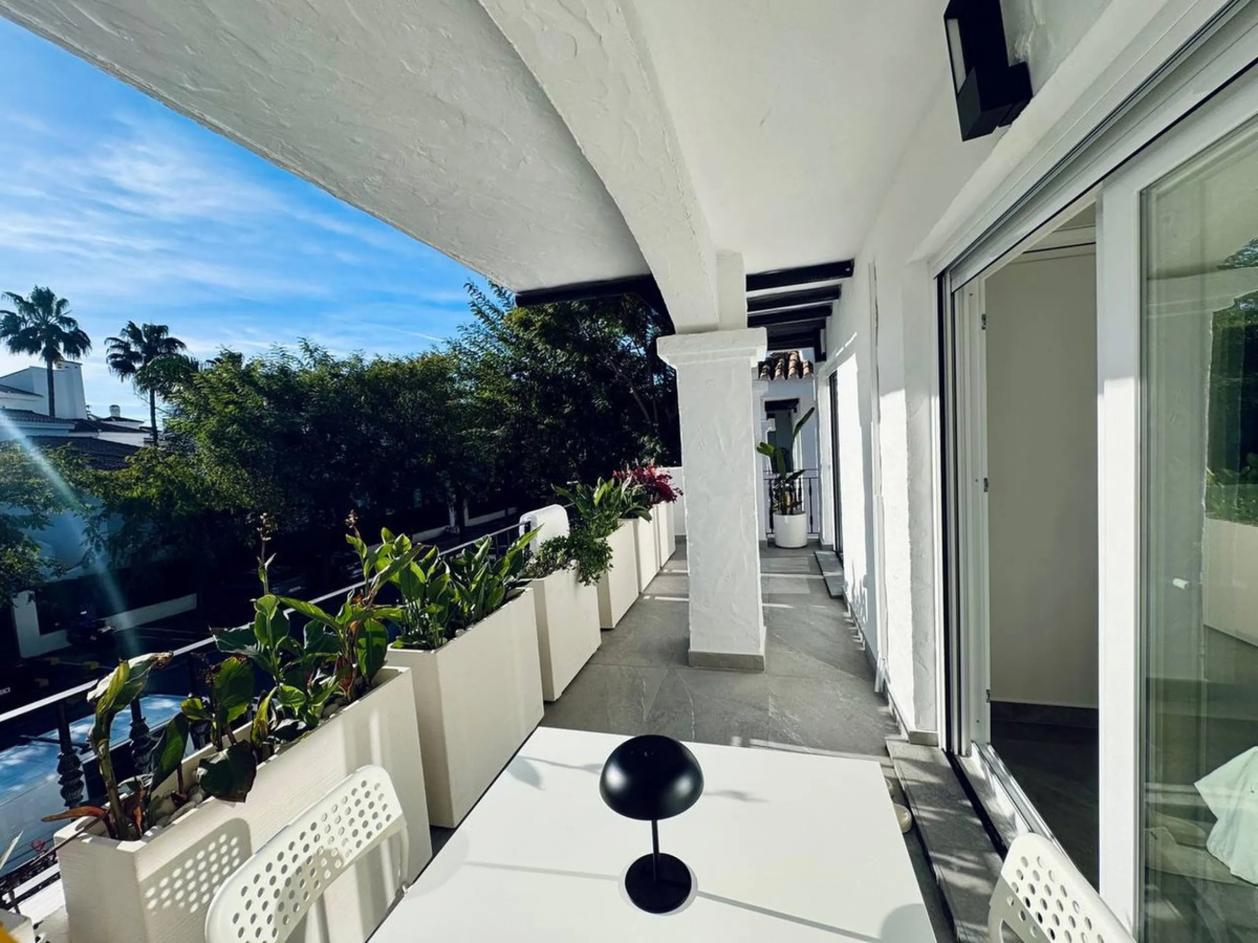 A magnificent semi-detached house is offered for sale in the established Los Naranjos urbanisation in Marbella, in a quiet and well-connected residential area.