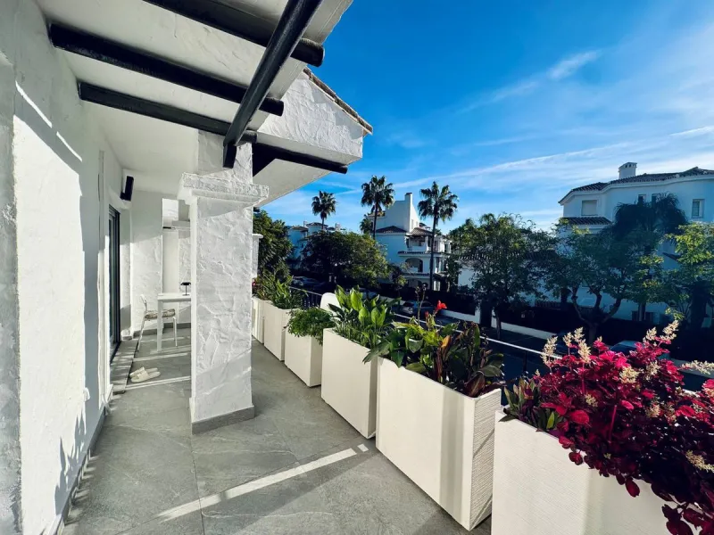 A magnificent semi-detached house is offered for sale in the established Los Naranjos urbanisation in Marbella, in a quiet and well-connected residential area.