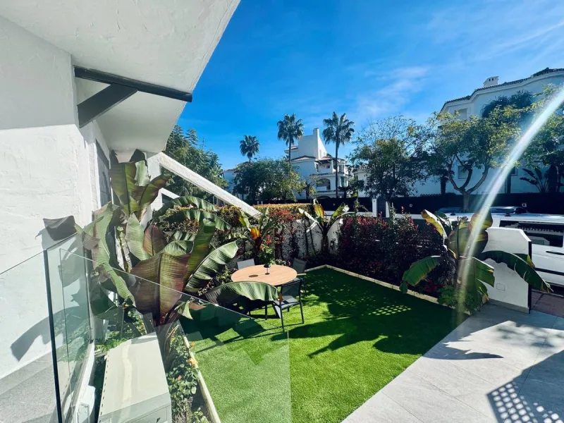 A magnificent semi-detached house is offered for sale in the established Los Naranjos urbanisation in Marbella, in a quiet and well-connected residential area.