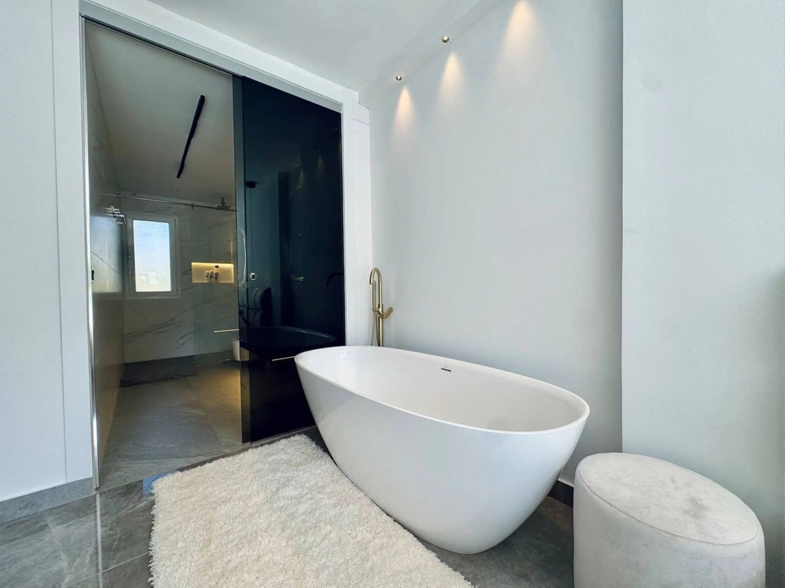A magnificent semi-detached house is offered for sale in the established Los Naranjos urbanisation in Marbella, in a quiet and well-connected residential area.