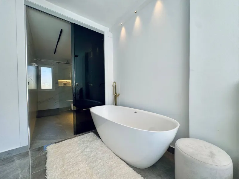 A magnificent semi-detached house is offered for sale in the established Los Naranjos urbanisation in Marbella, in a quiet and well-connected residential area.