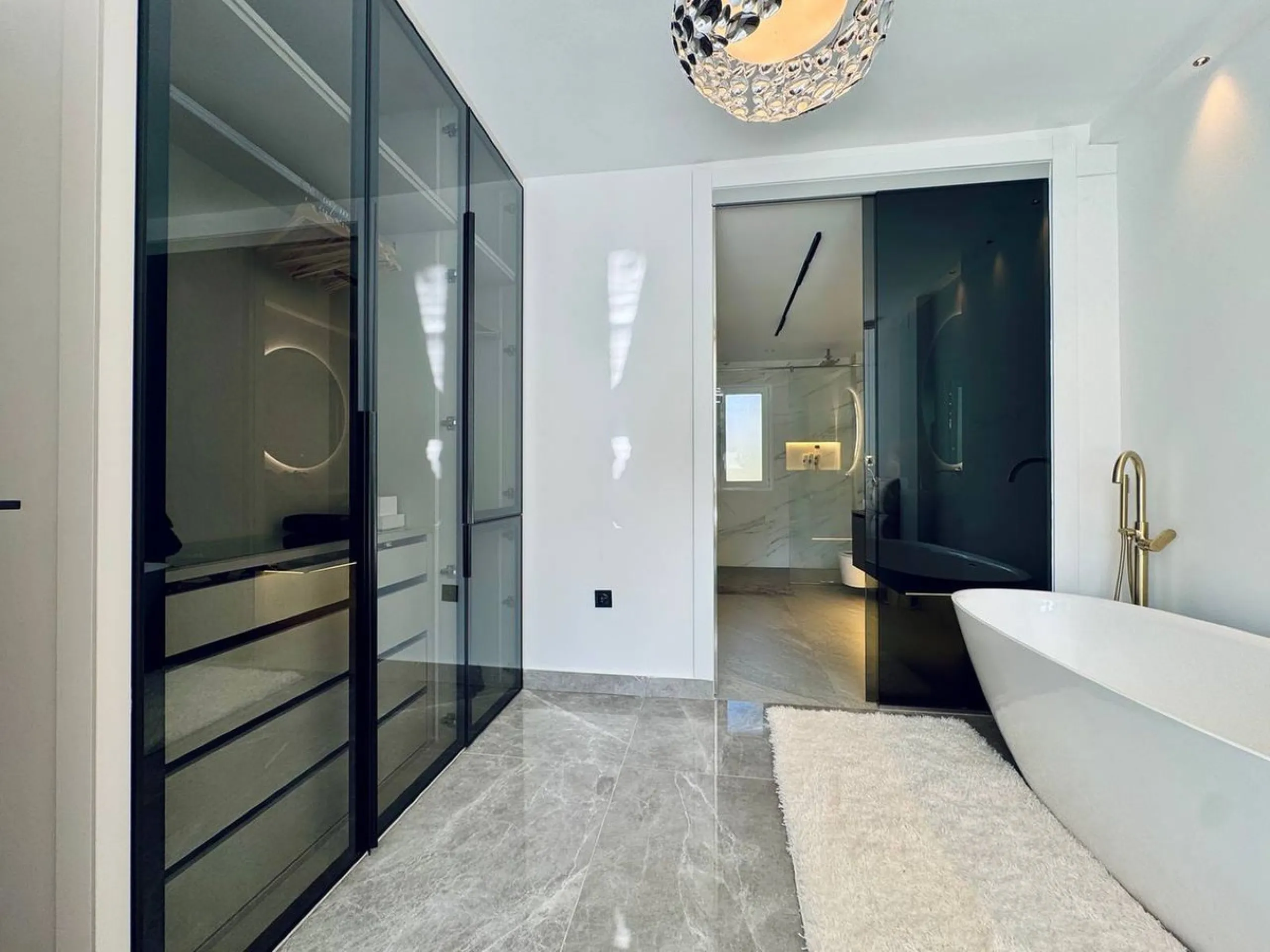A magnificent semi-detached house is offered for sale in the established Los Naranjos urbanisation in Marbella, in a quiet and well-connected residential area.