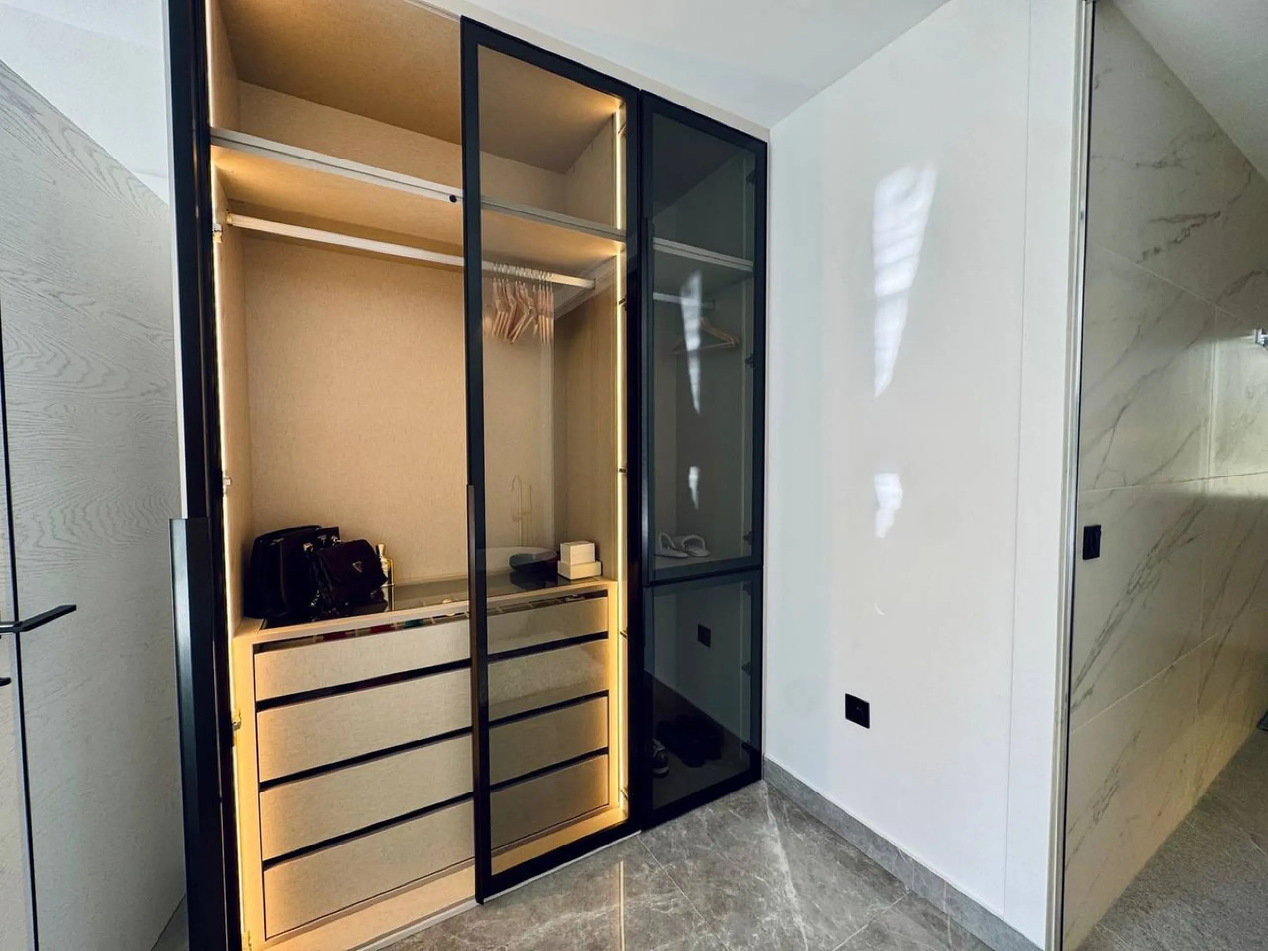 A magnificent semi-detached house is offered for sale in the established Los Naranjos urbanisation in Marbella, in a quiet and well-connected residential area.