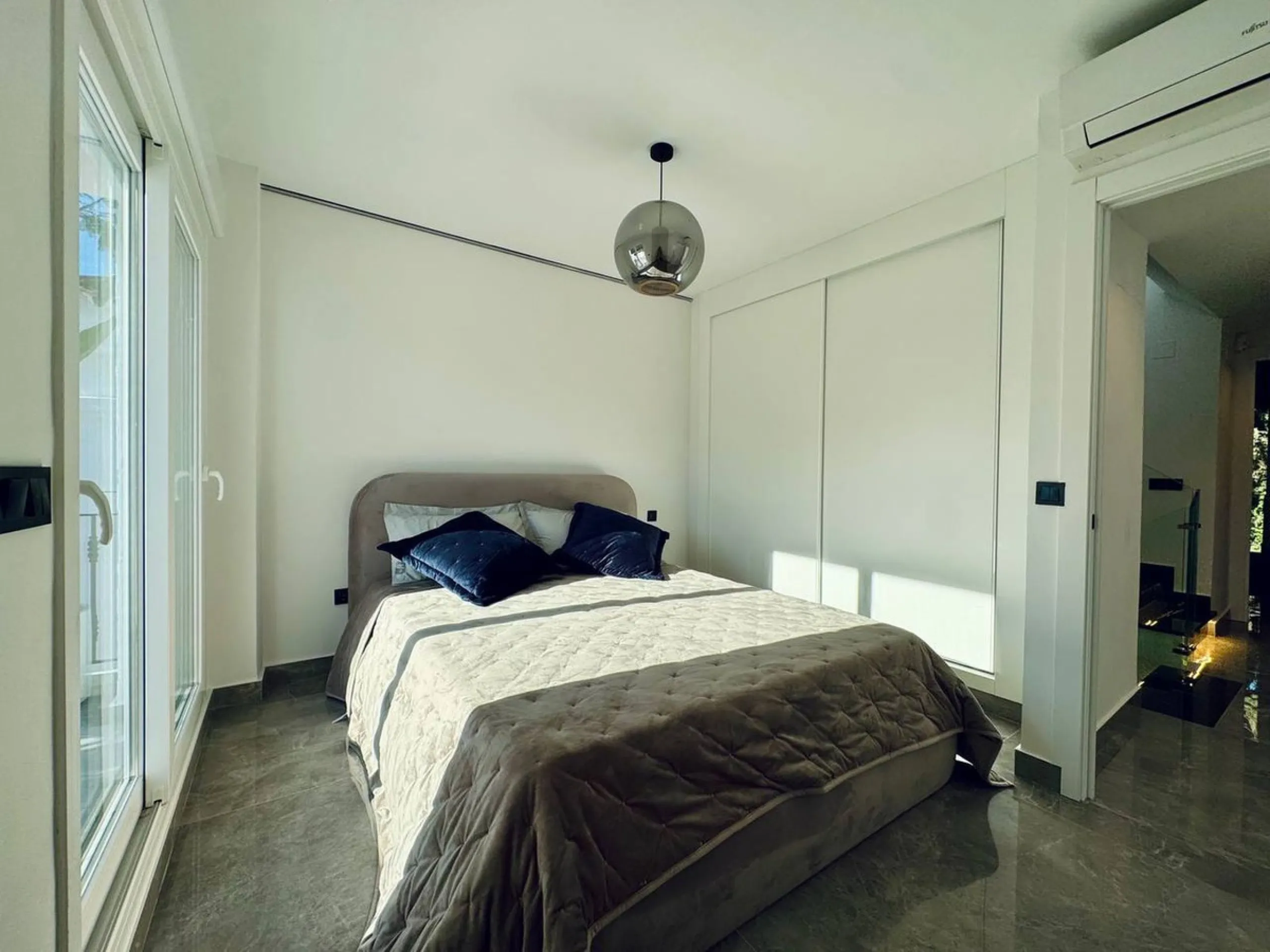 A magnificent semi-detached house is offered for sale in the established Los Naranjos urbanisation in Marbella, in a quiet and well-connected residential area.
