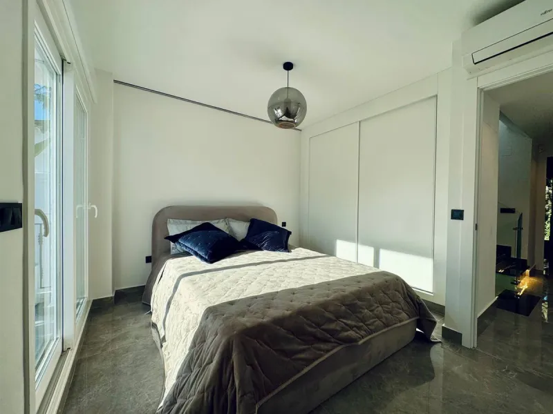 A magnificent semi-detached house is offered for sale in the established Los Naranjos urbanisation in Marbella, in a quiet and well-connected residential area.