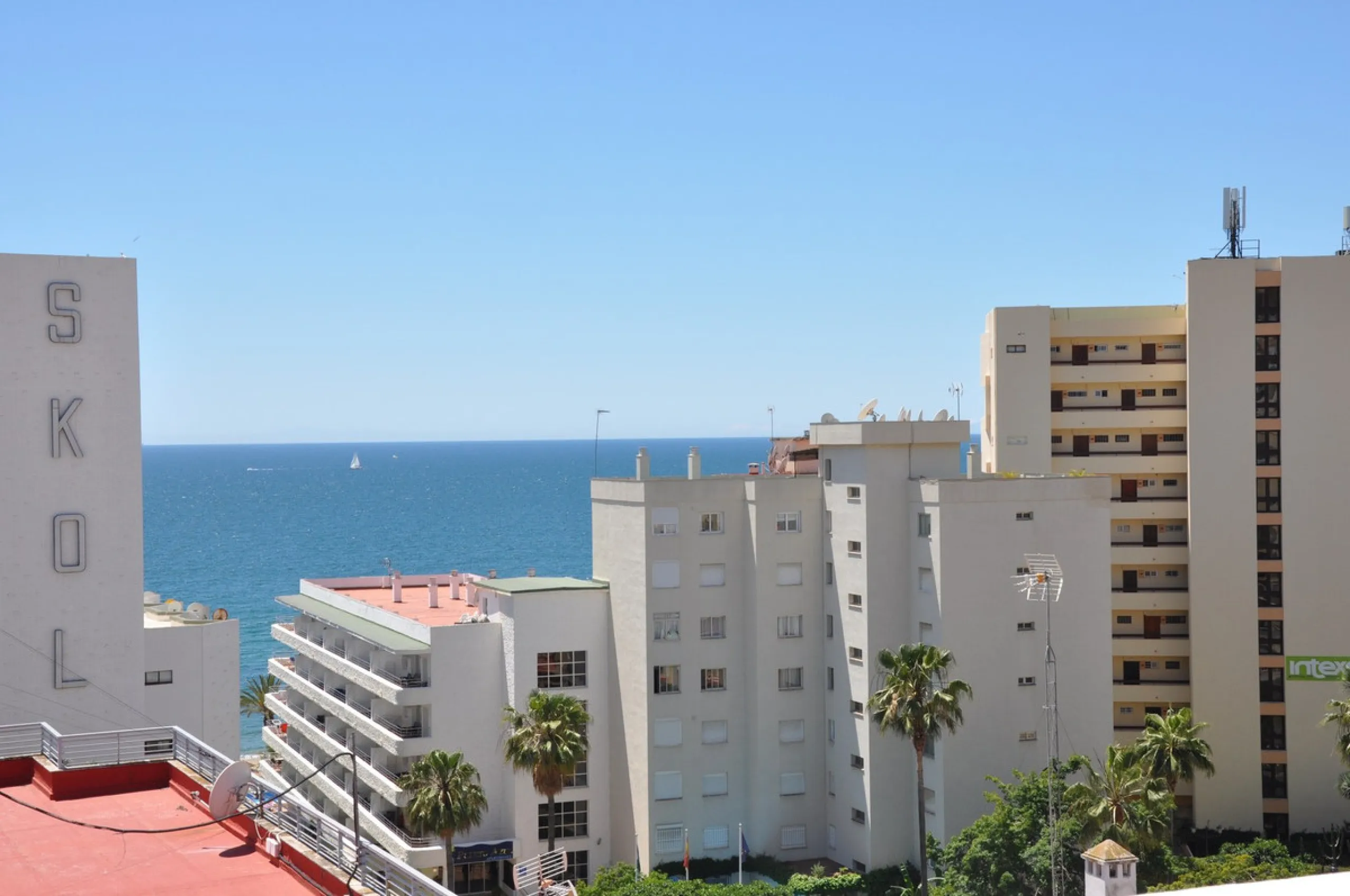 Welcome to this bright and stylish apartment where modern design meets an unbeatable location with stunning views of the Mediterranean. A home that offers open spaces, contemporary comfort, and a spacious terrace perfect for relaxation and entertaining.