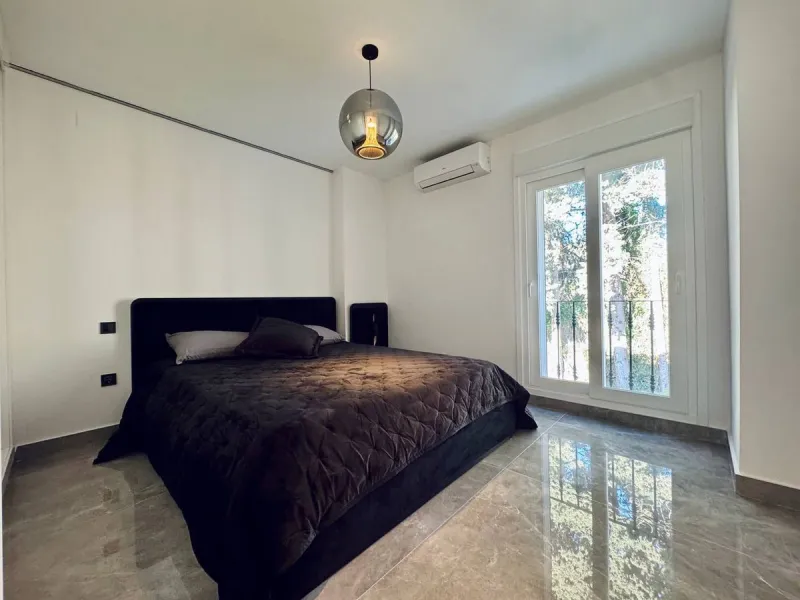 A magnificent semi-detached house is offered for sale in the established Los Naranjos urbanisation in Marbella, in a quiet and well-connected residential area.
