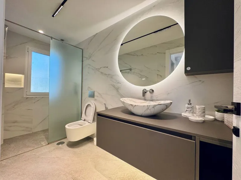 A magnificent semi-detached house is offered for sale in the established Los Naranjos urbanisation in Marbella, in a quiet and well-connected residential area.