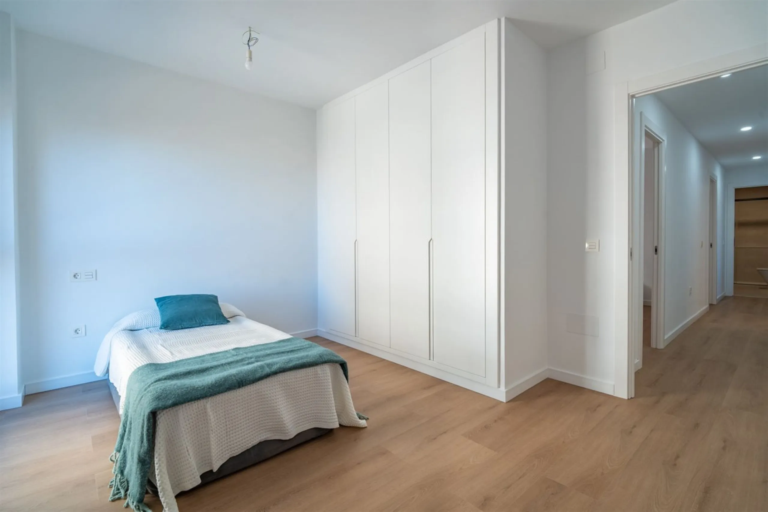 Apartment - Middle Floor Apartment в продаже в Málaga, Málaga. В доме 3 спален и 2 ванных комнат. Площадь дома 140 м²