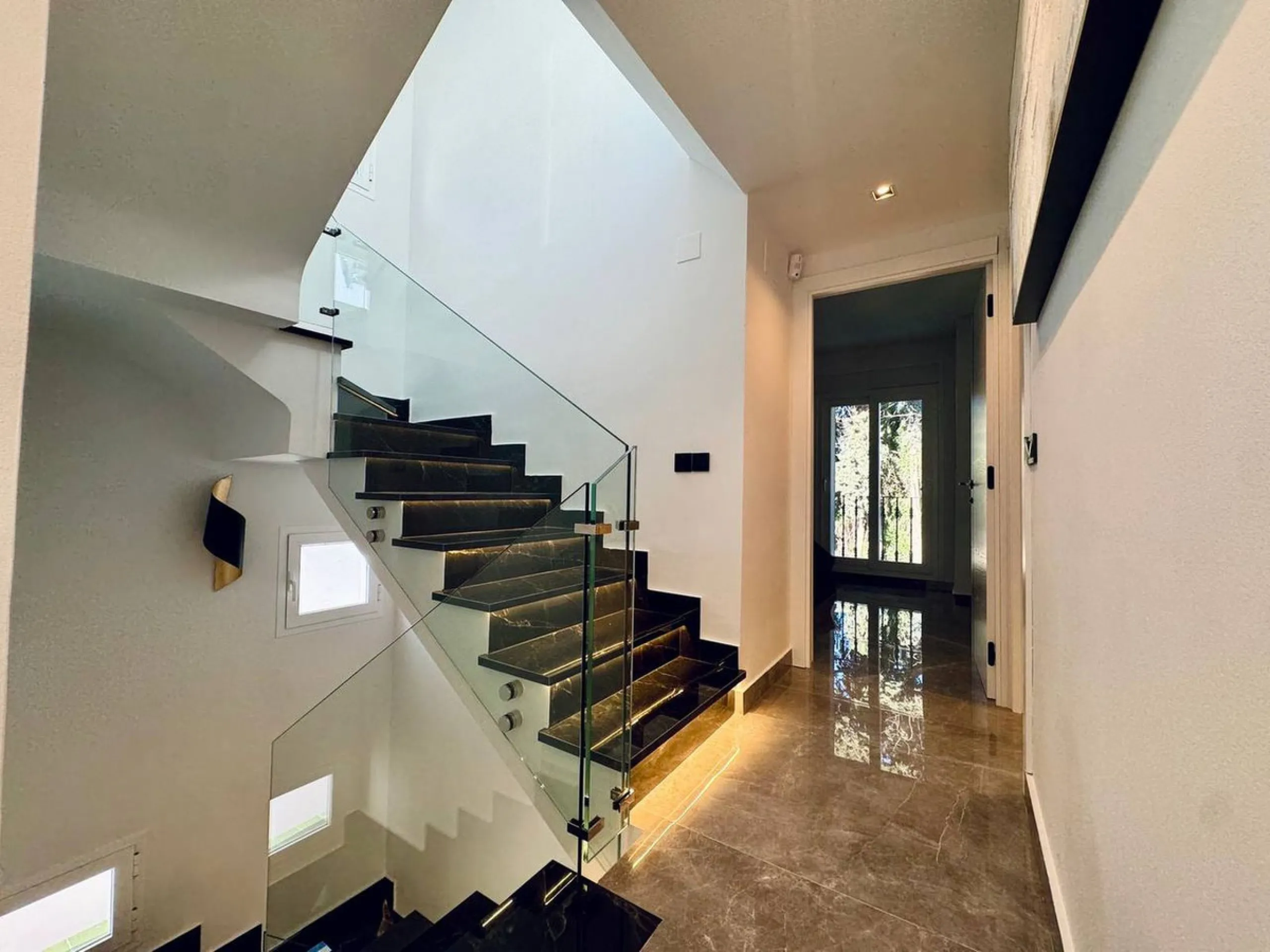 A magnificent semi-detached house is offered for sale in the established Los Naranjos urbanisation in Marbella, in a quiet and well-connected residential area.