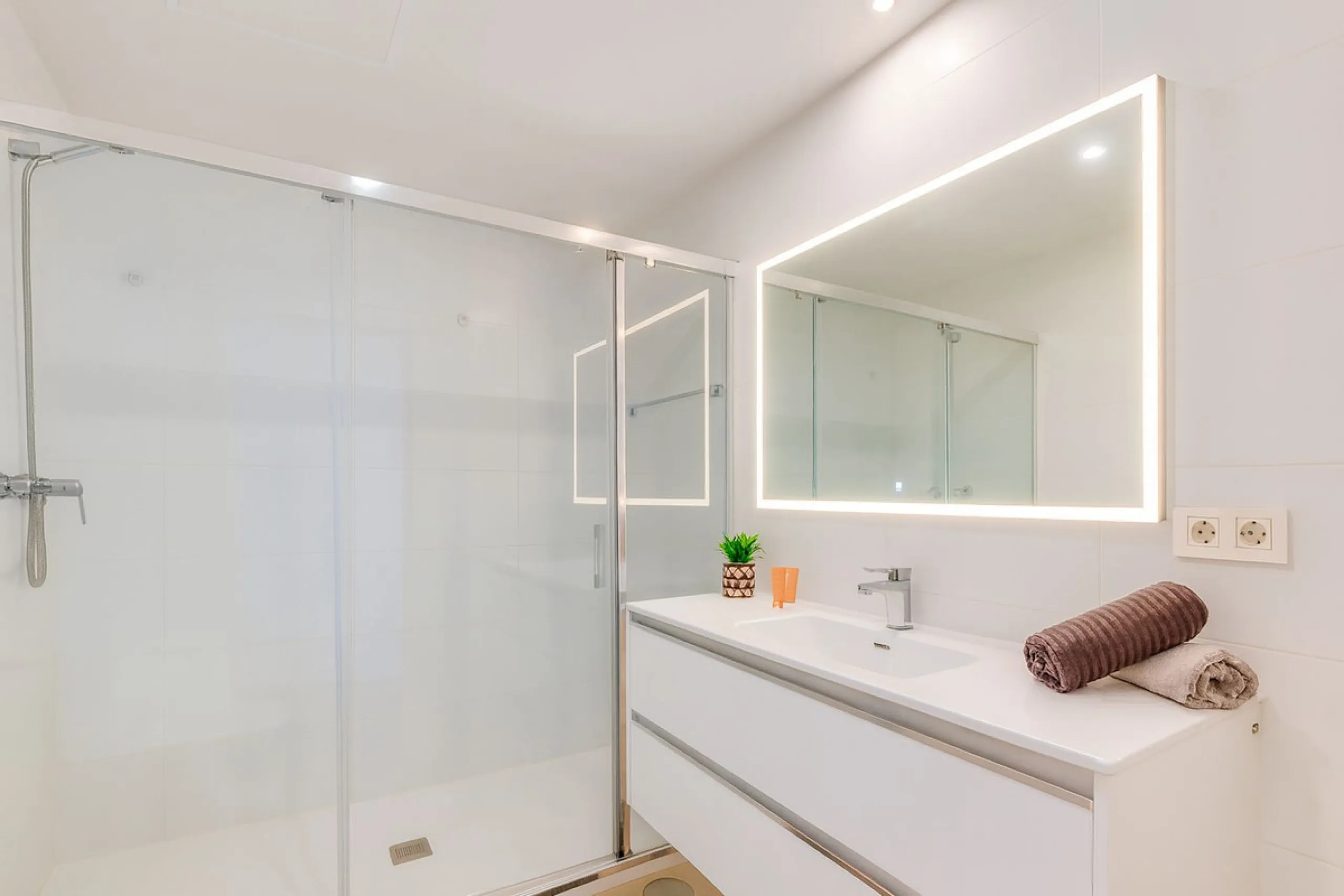 High Floor apartment with Sea Views & Rental License – Nueva Andalucía, Marbella