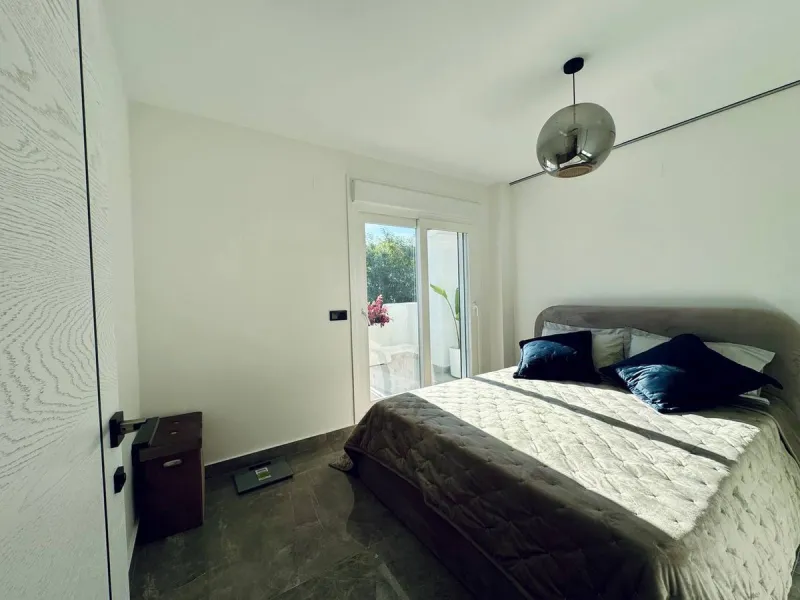 A magnificent semi-detached house is offered for sale in the established Los Naranjos urbanisation in Marbella, in a quiet and well-connected residential area.