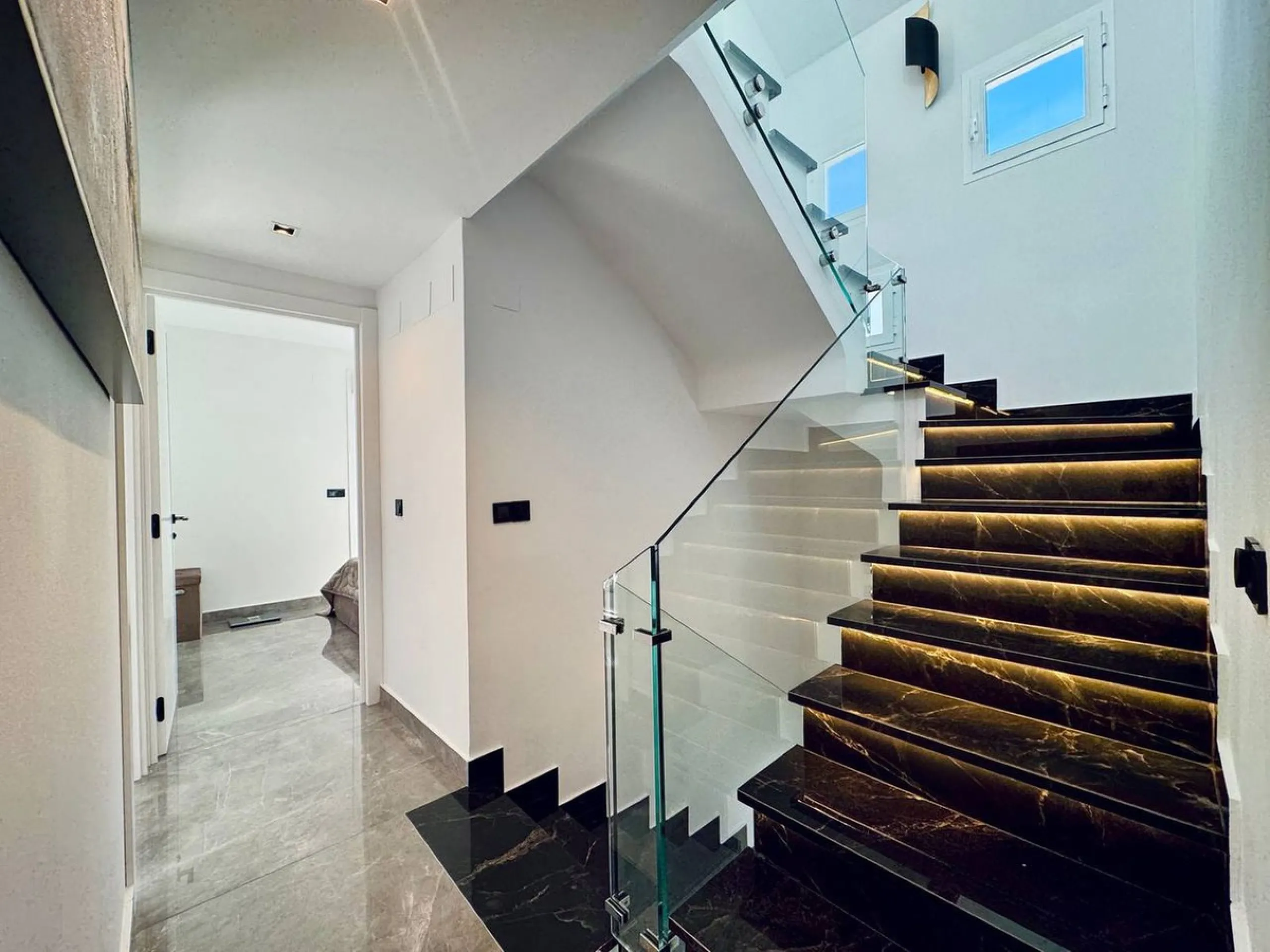 A magnificent semi-detached house is offered for sale in the established Los Naranjos urbanisation in Marbella, in a quiet and well-connected residential area.