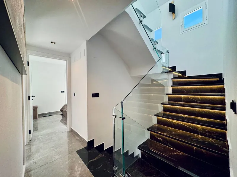 A magnificent semi-detached house is offered for sale in the established Los Naranjos urbanisation in Marbella, in a quiet and well-connected residential area.