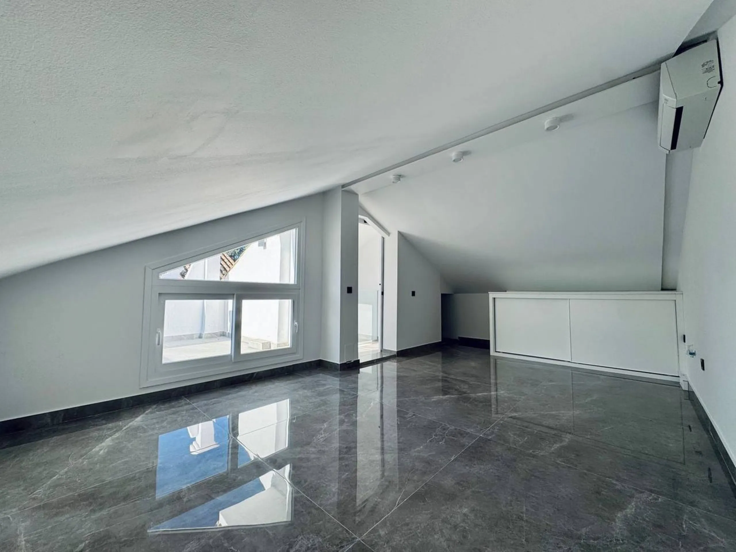 A magnificent semi-detached house is offered for sale in the established Los Naranjos urbanisation in Marbella, in a quiet and well-connected residential area.