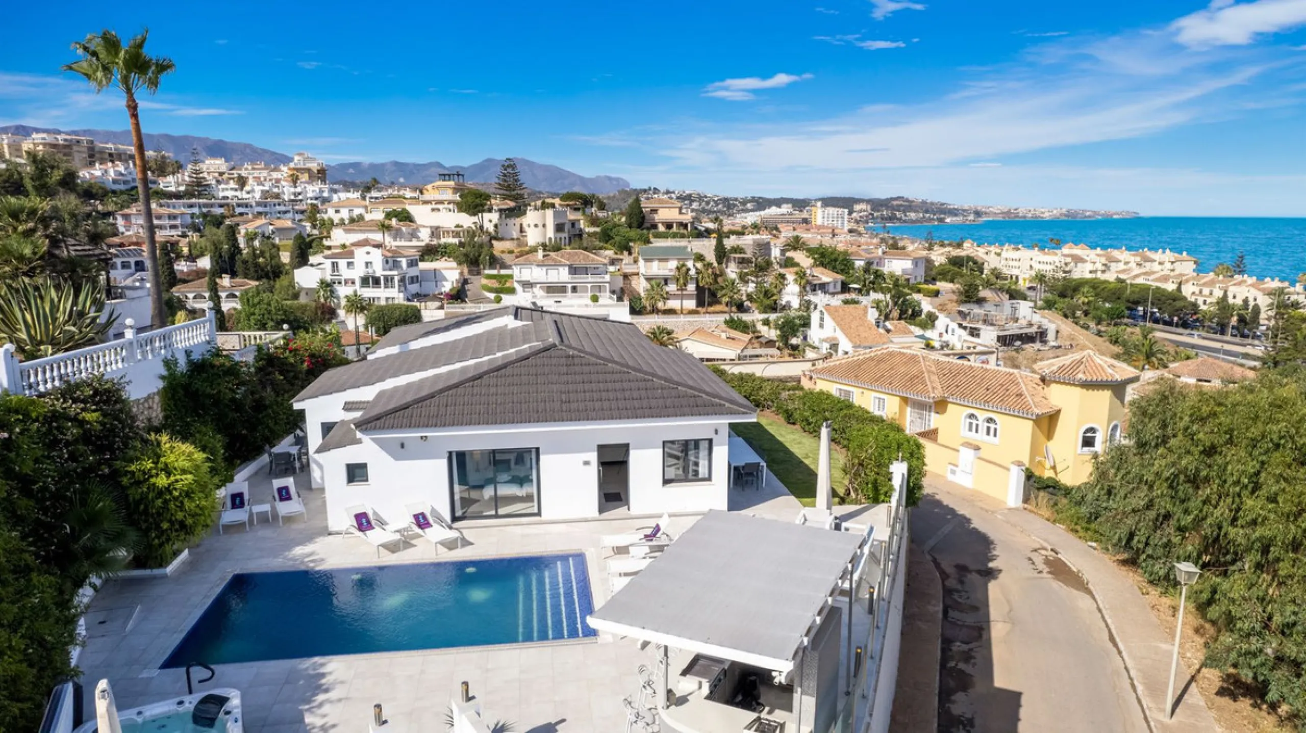 Amazing sea views from the beautifully presented 5 bedroom 6 bathroom villa finished to a very high standard, the light in this beautiful villa flows through from every side, large floor to ceiling windows in every room allows the sunlight to flood in, wi