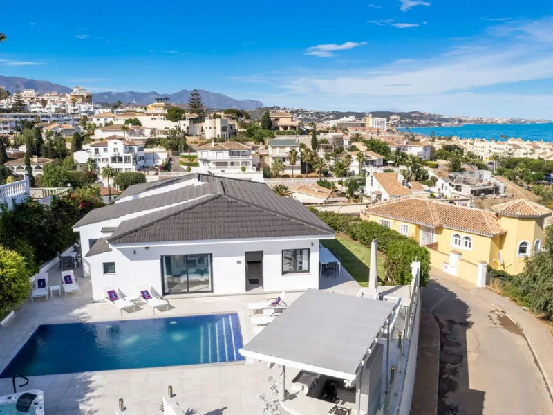 Amazing sea views from the beautifully presented 5 bedroom 6 bathroom villa finished to a very high standard, the light in this beautiful villa flows through from every side, large floor to ceiling windows in every room allows the sunlight to flood in, wi
