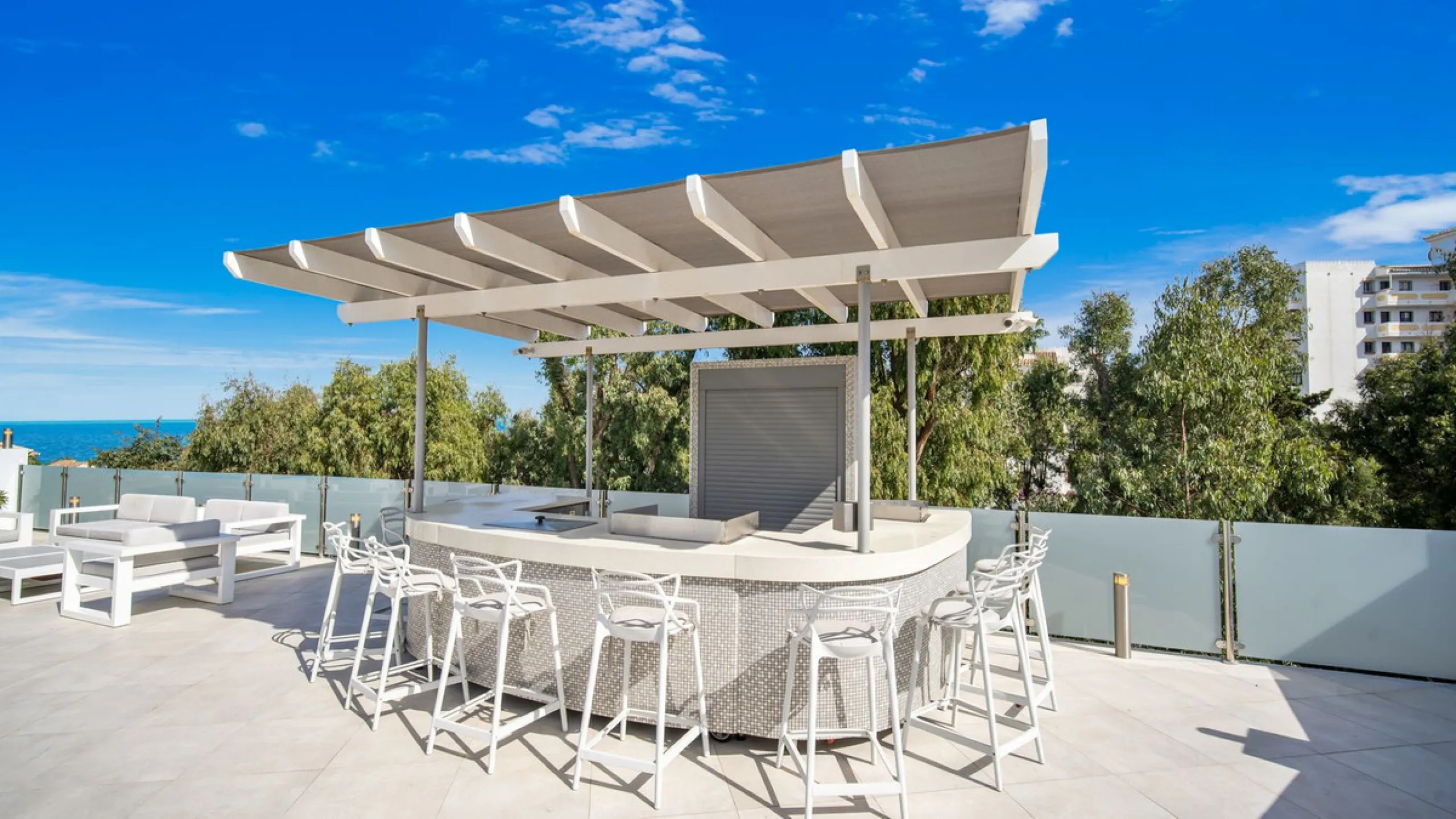 Amazing sea views from the beautifully presented 5 bedroom 6 bathroom villa finished to a very high standard, the light in this beautiful villa flows through from every side, large floor to ceiling windows in every room allows the sunlight to flood in, wi
