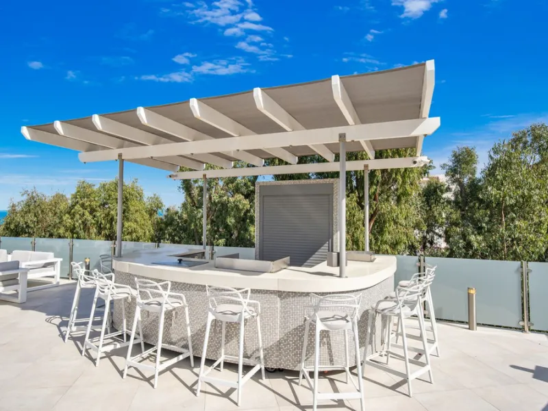 Amazing sea views from the beautifully presented 5 bedroom 6 bathroom villa finished to a very high standard, the light in this beautiful villa flows through from every side, large floor to ceiling windows in every room allows the sunlight to flood in, wi