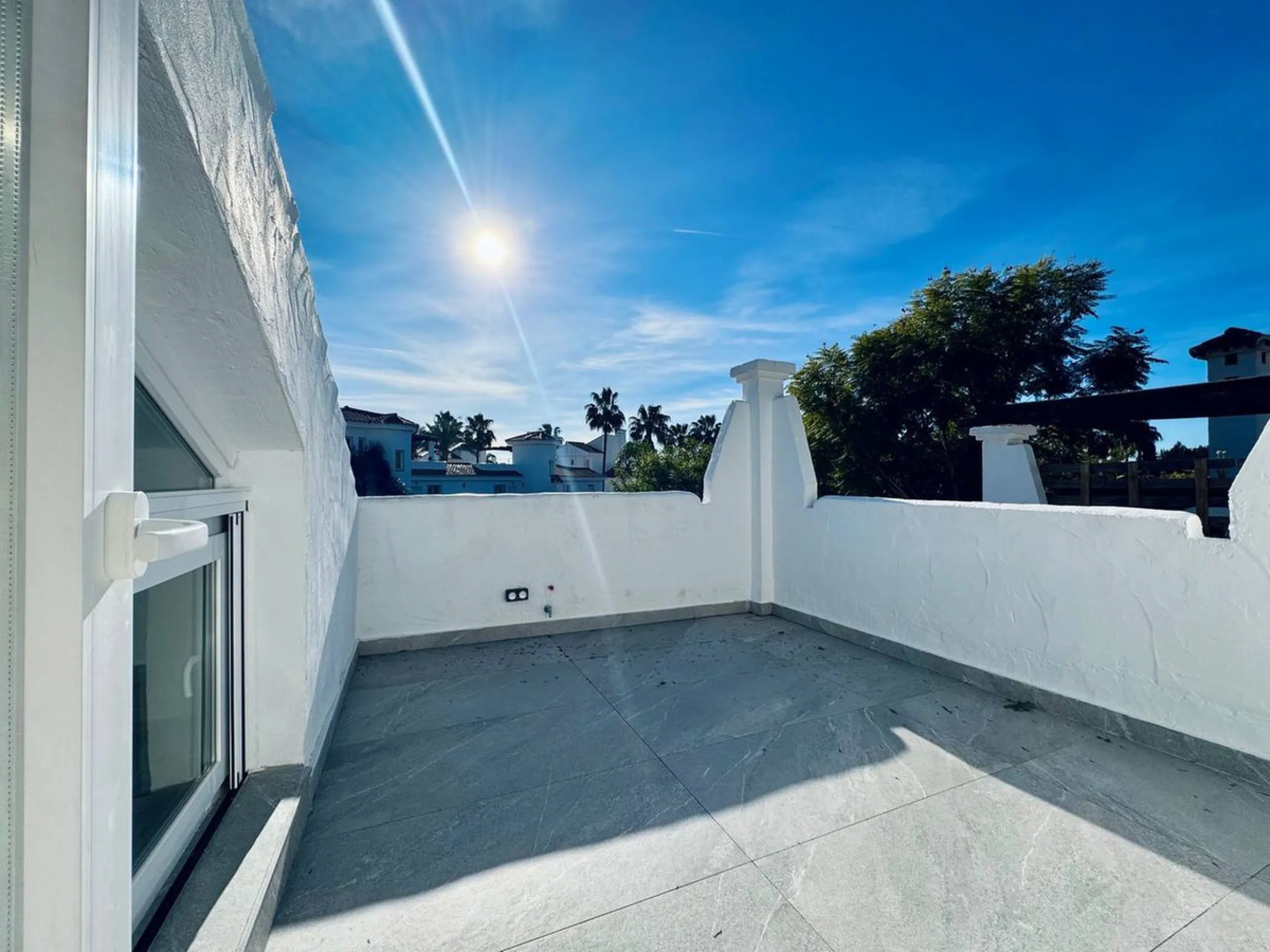 A magnificent semi-detached house is offered for sale in the established Los Naranjos urbanisation in Marbella, in a quiet and well-connected residential area.