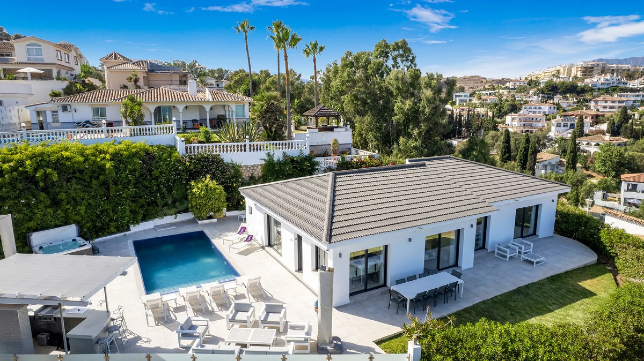 Amazing sea views from the beautifully presented 5 bedroom 6 bathroom villa finished to a very high standard, the light in this beautiful villa flows through from every side, large floor to ceiling windows in every room allows the sunlight to flood in, wi
