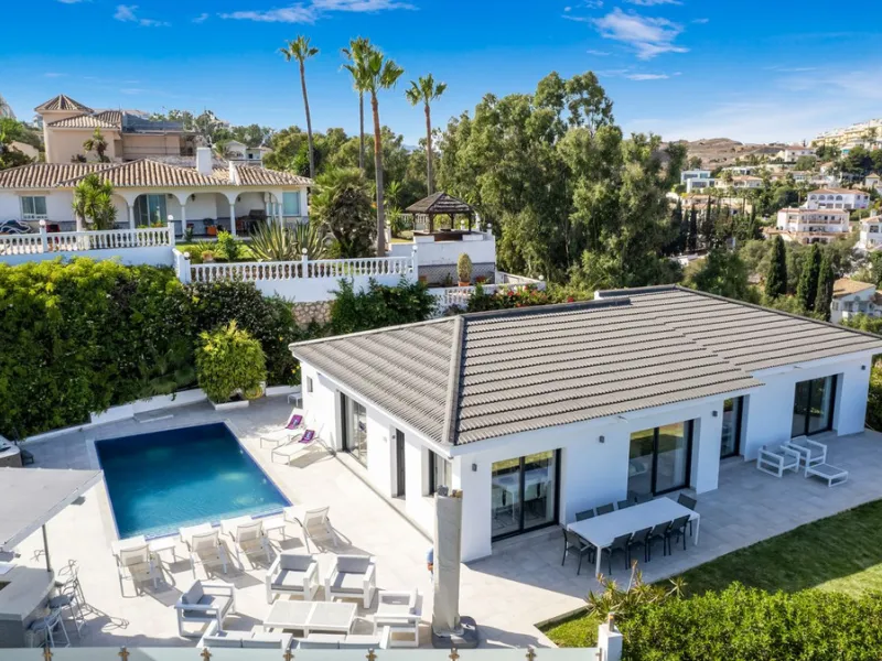 Amazing sea views from the beautifully presented 5 bedroom 6 bathroom villa finished to a very high standard, the light in this beautiful villa flows through from every side, large floor to ceiling windows in every room allows the sunlight to flood in, wi