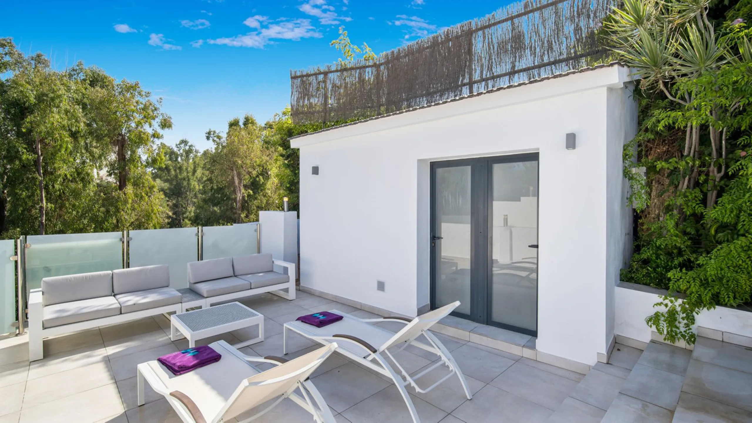 Amazing sea views from the beautifully presented 5 bedroom 6 bathroom villa finished to a very high standard, the light in this beautiful villa flows through from every side, large floor to ceiling windows in every room allows the sunlight to flood in, wi