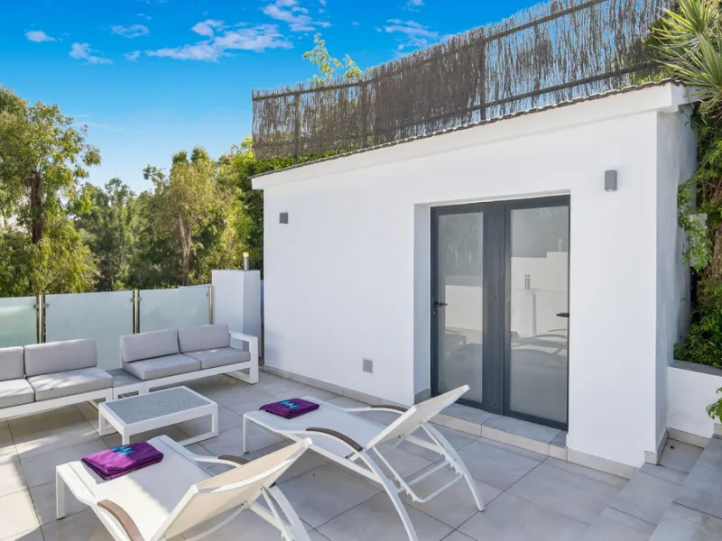 Amazing sea views from the beautifully presented 5 bedroom 6 bathroom villa finished to a very high standard, the light in this beautiful villa flows through from every side, large floor to ceiling windows in every room allows the sunlight to flood in, wi