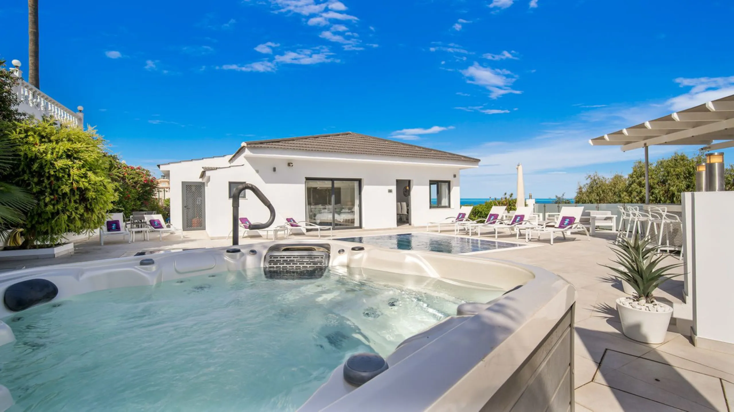 Amazing sea views from the beautifully presented 5 bedroom 6 bathroom villa finished to a very high standard, the light in this beautiful villa flows through from every side, large floor to ceiling windows in every room allows the sunlight to flood in, wi