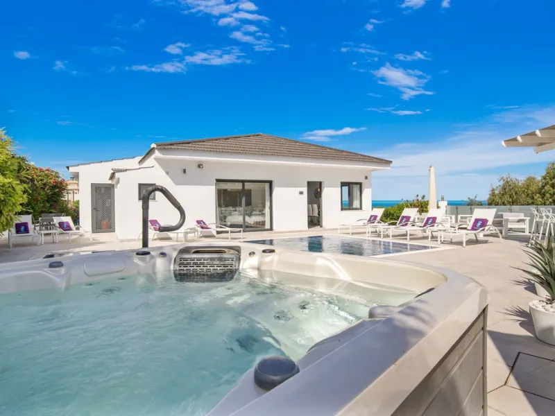 Amazing sea views from the beautifully presented 5 bedroom 6 bathroom villa finished to a very high standard, the light in this beautiful villa flows through from every side, large floor to ceiling windows in every room allows the sunlight to flood in, wi