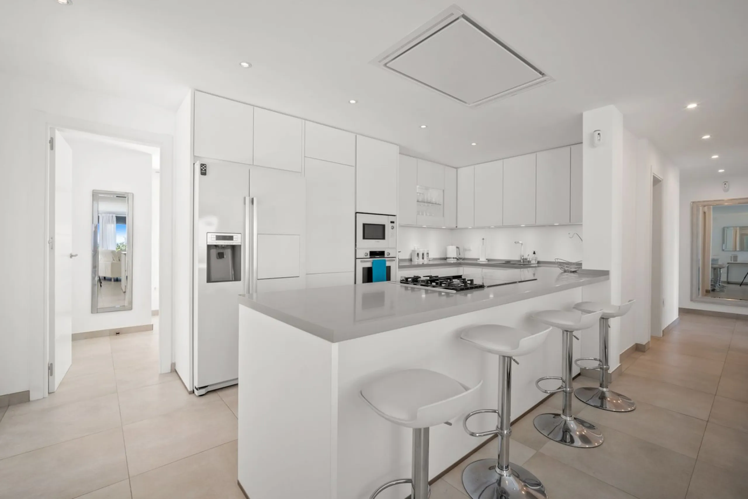 Amazing sea views from the beautifully presented 5 bedroom 6 bathroom villa finished to a very high standard, the light in this beautiful villa flows through from every side, large floor to ceiling windows in every room allows the sunlight to flood in, wi
