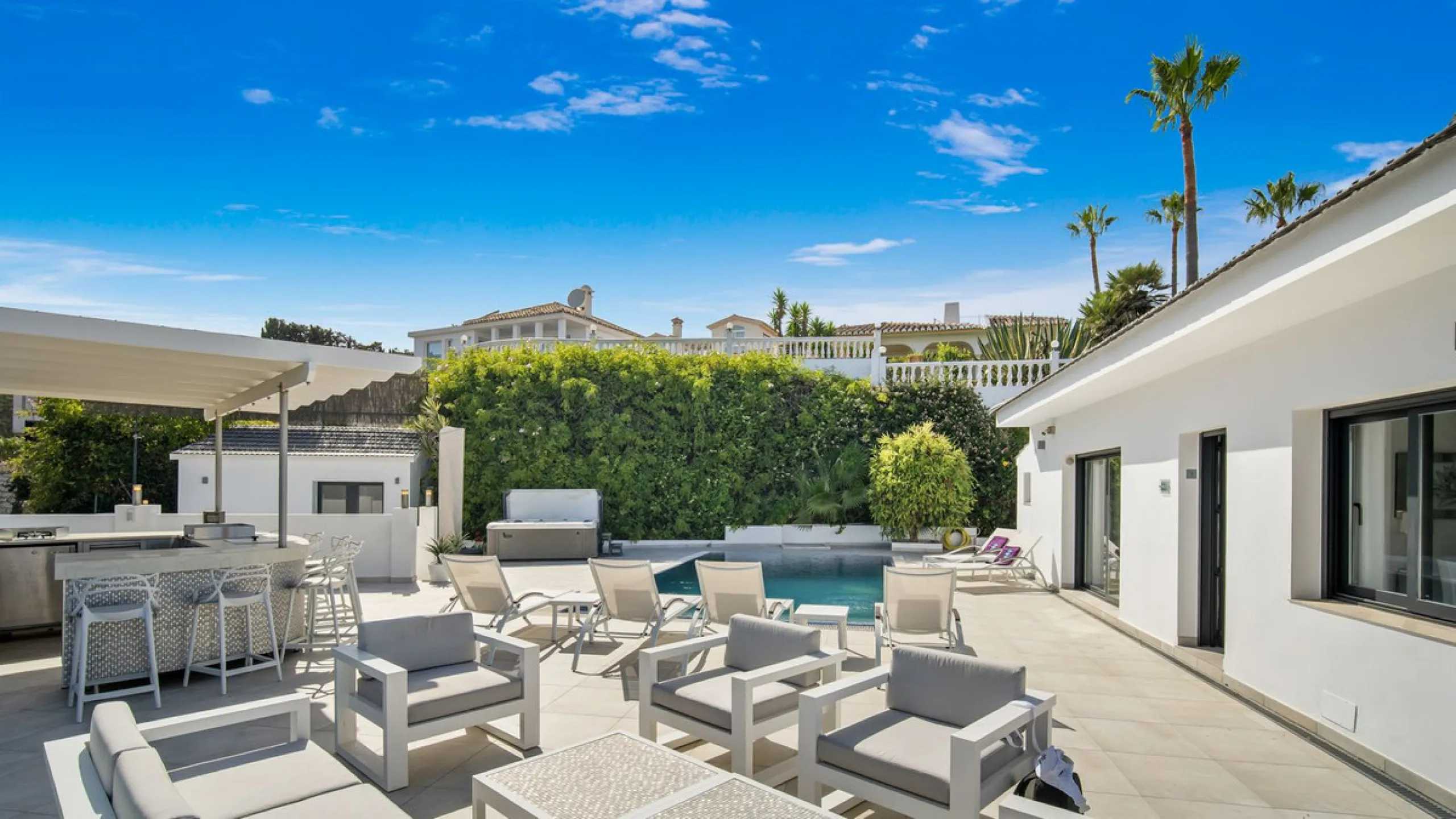 Amazing sea views from the beautifully presented 5 bedroom 6 bathroom villa finished to a very high standard, the light in this beautiful villa flows through from every side, large floor to ceiling windows in every room allows the sunlight to flood in, wi