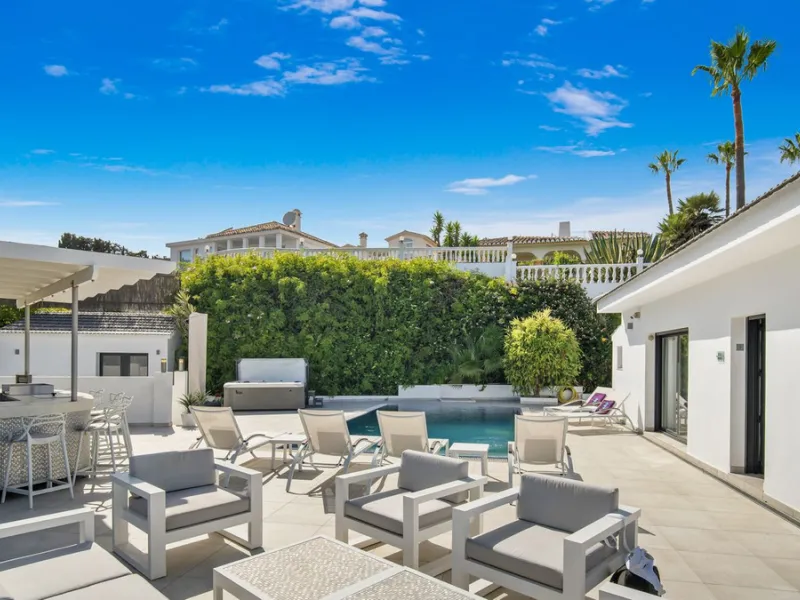 Amazing sea views from the beautifully presented 5 bedroom 6 bathroom villa finished to a very high standard, the light in this beautiful villa flows through from every side, large floor to ceiling windows in every room allows the sunlight to flood in, wi
