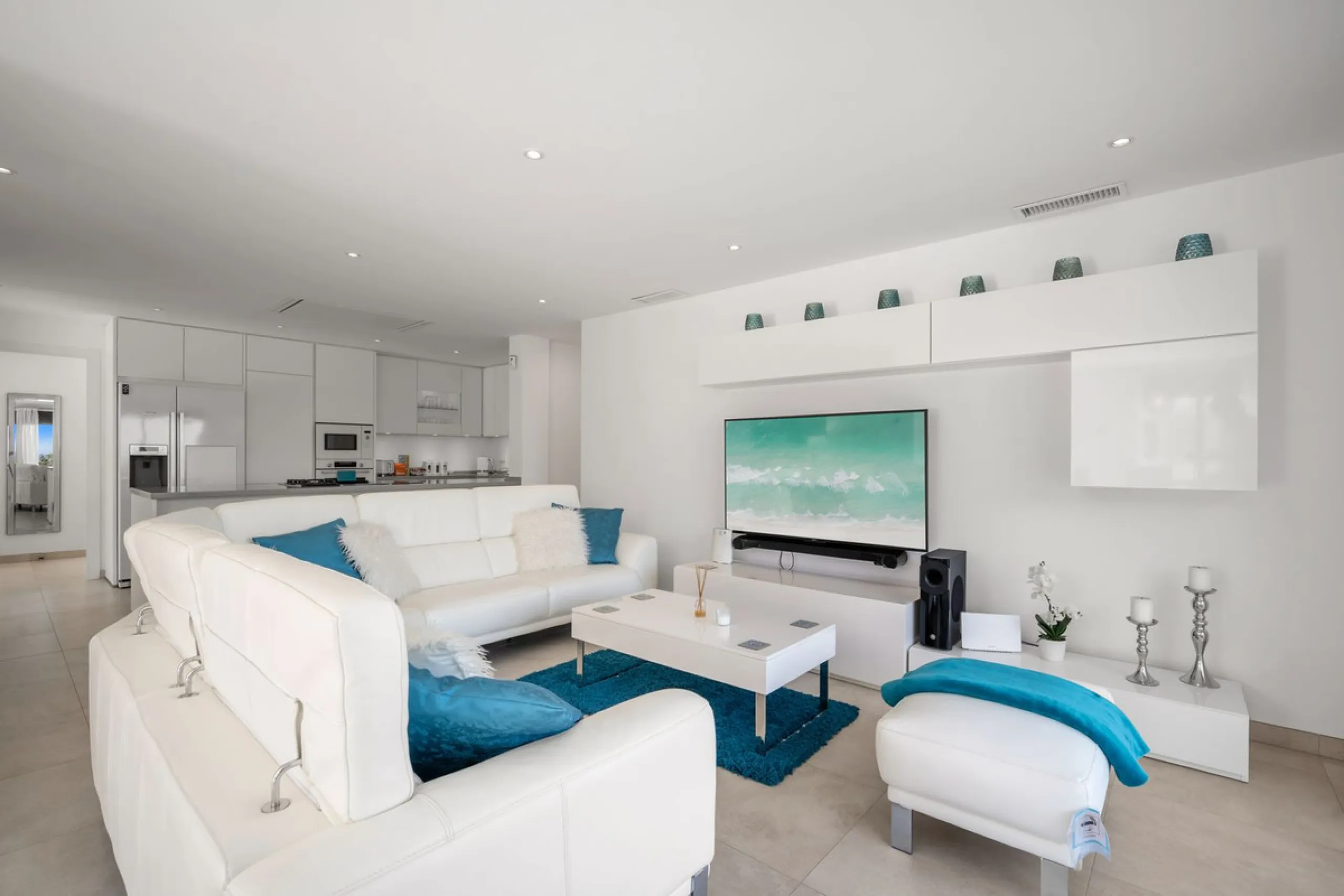 Amazing sea views from the beautifully presented 5 bedroom 6 bathroom villa finished to a very high standard, the light in this beautiful villa flows through from every side, large floor to ceiling windows in every room allows the sunlight to flood in, wi