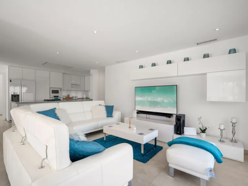 Amazing sea views from the beautifully presented 5 bedroom 6 bathroom villa finished to a very high standard, the light in this beautiful villa flows through from every side, large floor to ceiling windows in every room allows the sunlight to flood in, wi