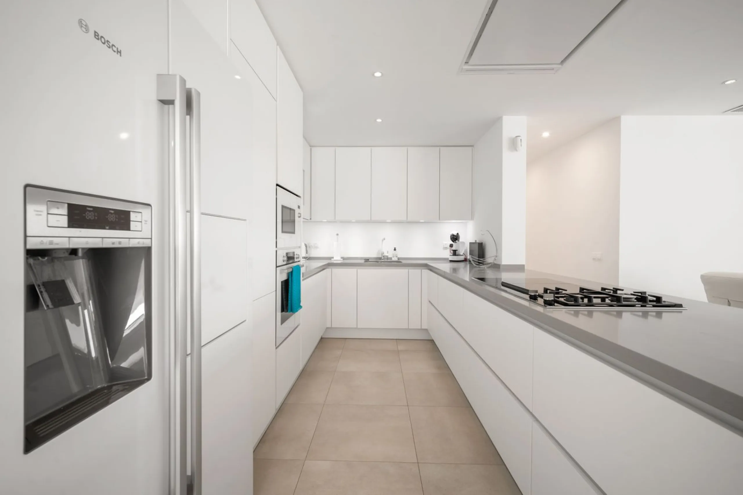 Amazing sea views from the beautifully presented 5 bedroom 6 bathroom villa finished to a very high standard, the light in this beautiful villa flows through from every side, large floor to ceiling windows in every room allows the sunlight to flood in, wi
