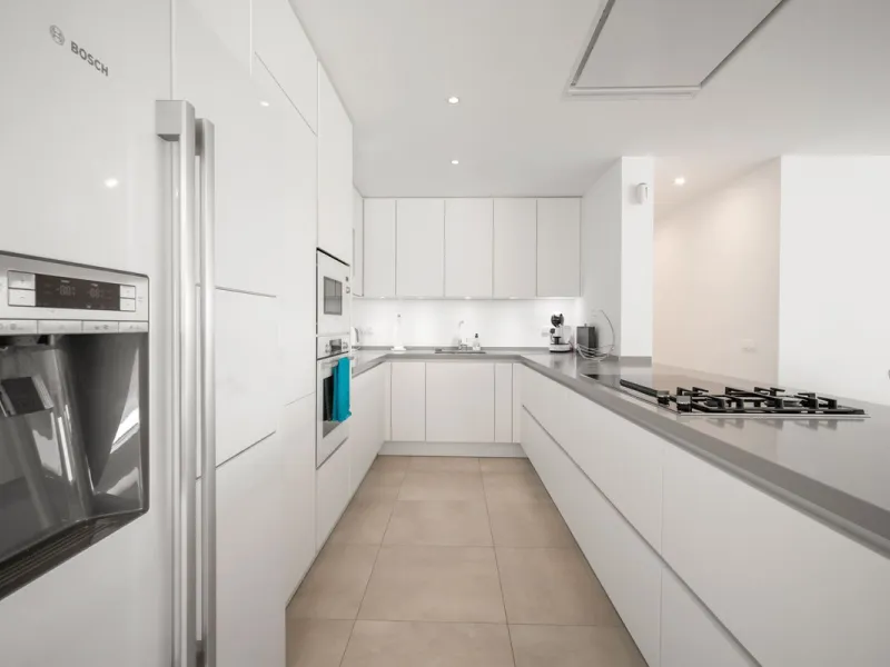 Amazing sea views from the beautifully presented 5 bedroom 6 bathroom villa finished to a very high standard, the light in this beautiful villa flows through from every side, large floor to ceiling windows in every room allows the sunlight to flood in, wi