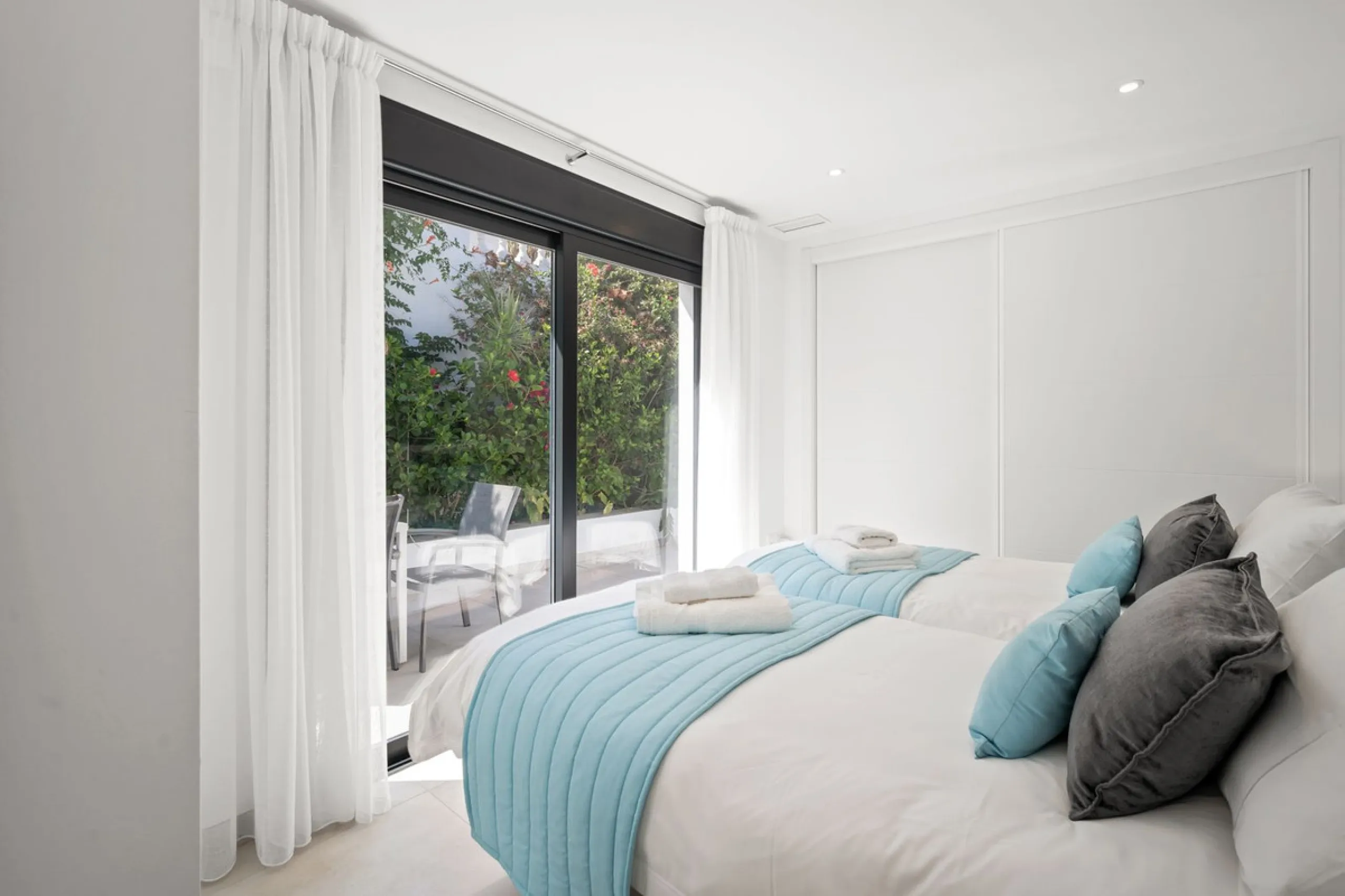 Amazing sea views from the beautifully presented 5 bedroom 6 bathroom villa finished to a very high standard, the light in this beautiful villa flows through from every side, large floor to ceiling windows in every room allows the sunlight to flood in, wi