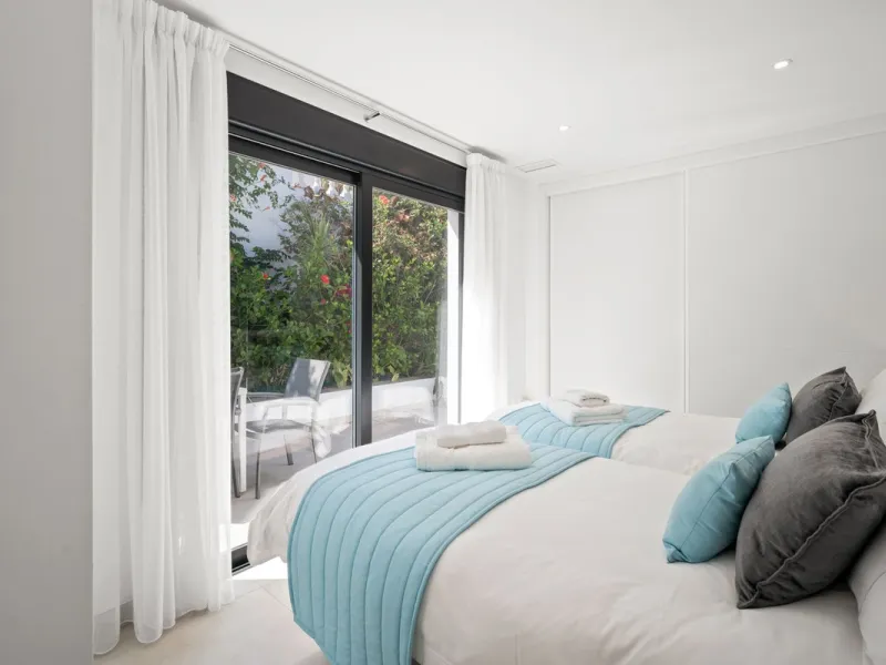 Amazing sea views from the beautifully presented 5 bedroom 6 bathroom villa finished to a very high standard, the light in this beautiful villa flows through from every side, large floor to ceiling windows in every room allows the sunlight to flood in, wi