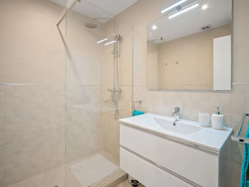 Amazing sea views from the beautifully presented 5 bedroom 6 bathroom villa finished to a very high standard, the light in this beautiful villa flows through from every side, large floor to ceiling windows in every room allows the sunlight to flood in, wi