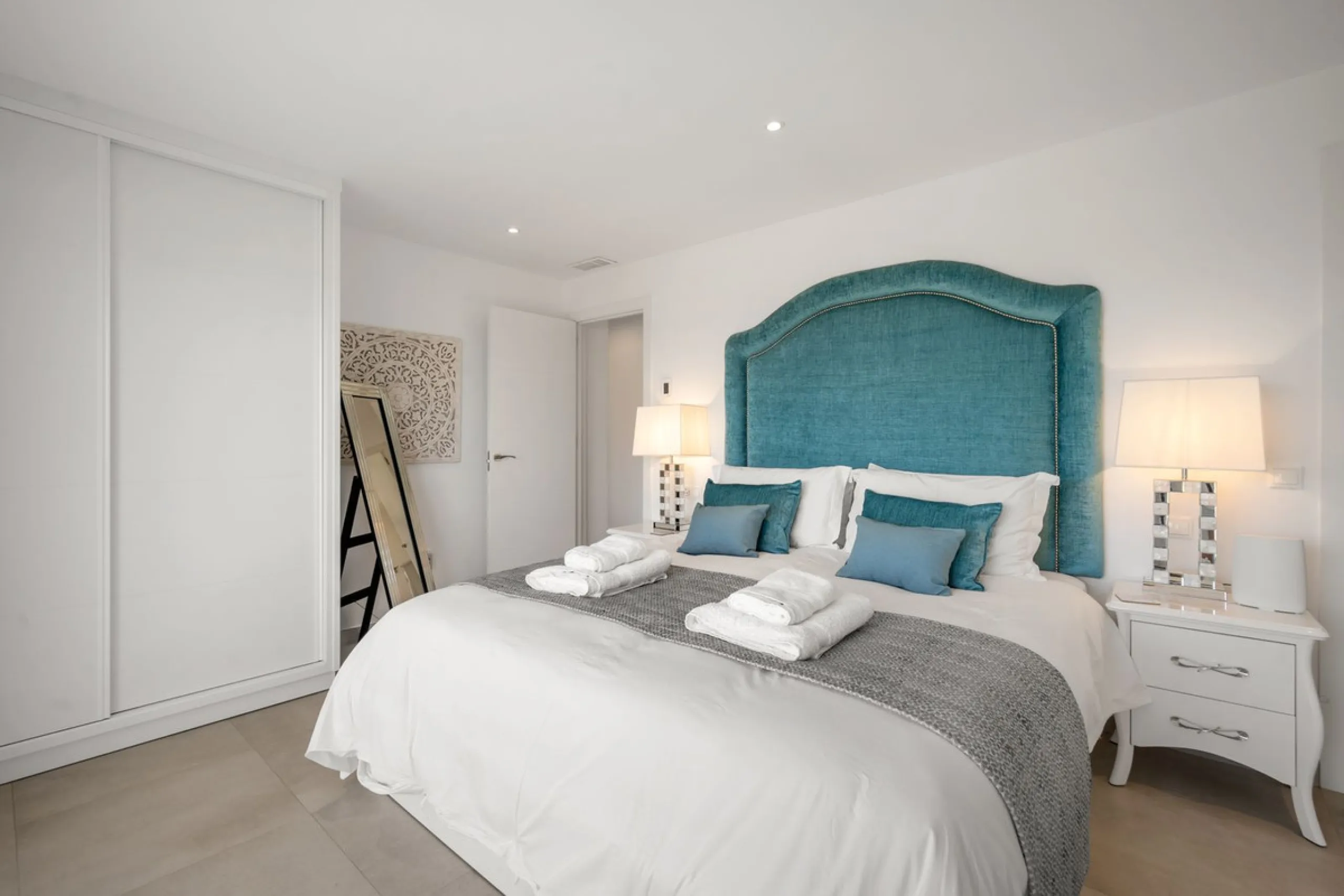 Amazing sea views from the beautifully presented 5 bedroom 6 bathroom villa finished to a very high standard, the light in this beautiful villa flows through from every side, large floor to ceiling windows in every room allows the sunlight to flood in, wi