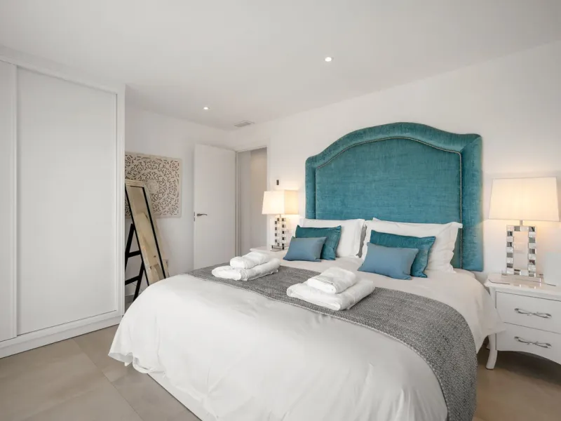 Amazing sea views from the beautifully presented 5 bedroom 6 bathroom villa finished to a very high standard, the light in this beautiful villa flows through from every side, large floor to ceiling windows in every room allows the sunlight to flood in, wi