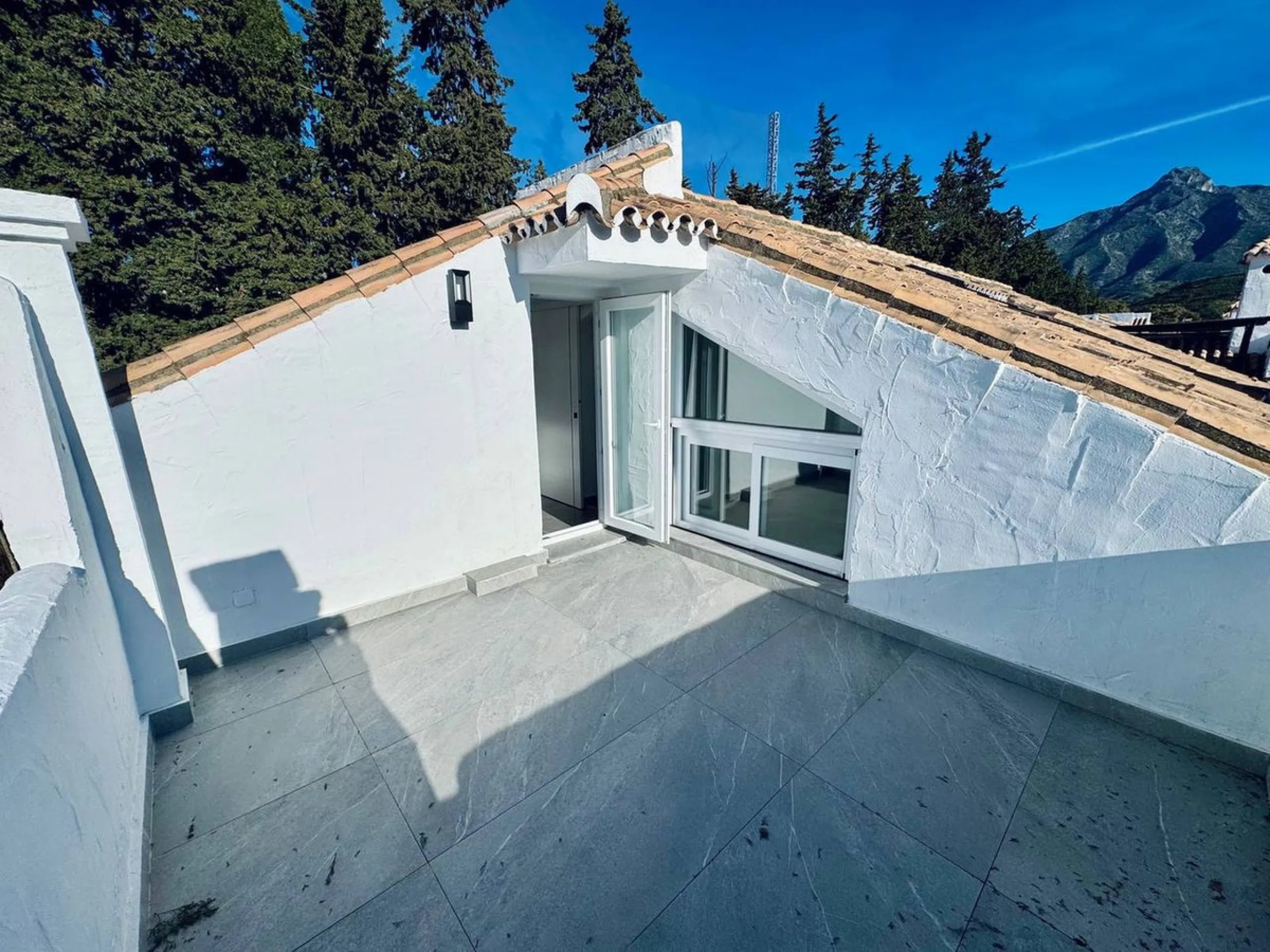 A magnificent semi-detached house is offered for sale in the established Los Naranjos urbanisation in Marbella, in a quiet and well-connected residential area.
