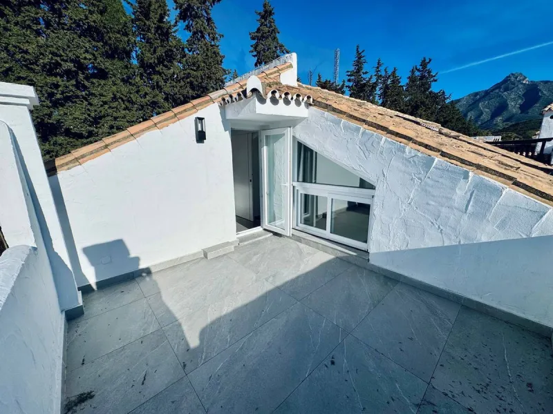 A magnificent semi-detached house is offered for sale in the established Los Naranjos urbanisation in Marbella, in a quiet and well-connected residential area.