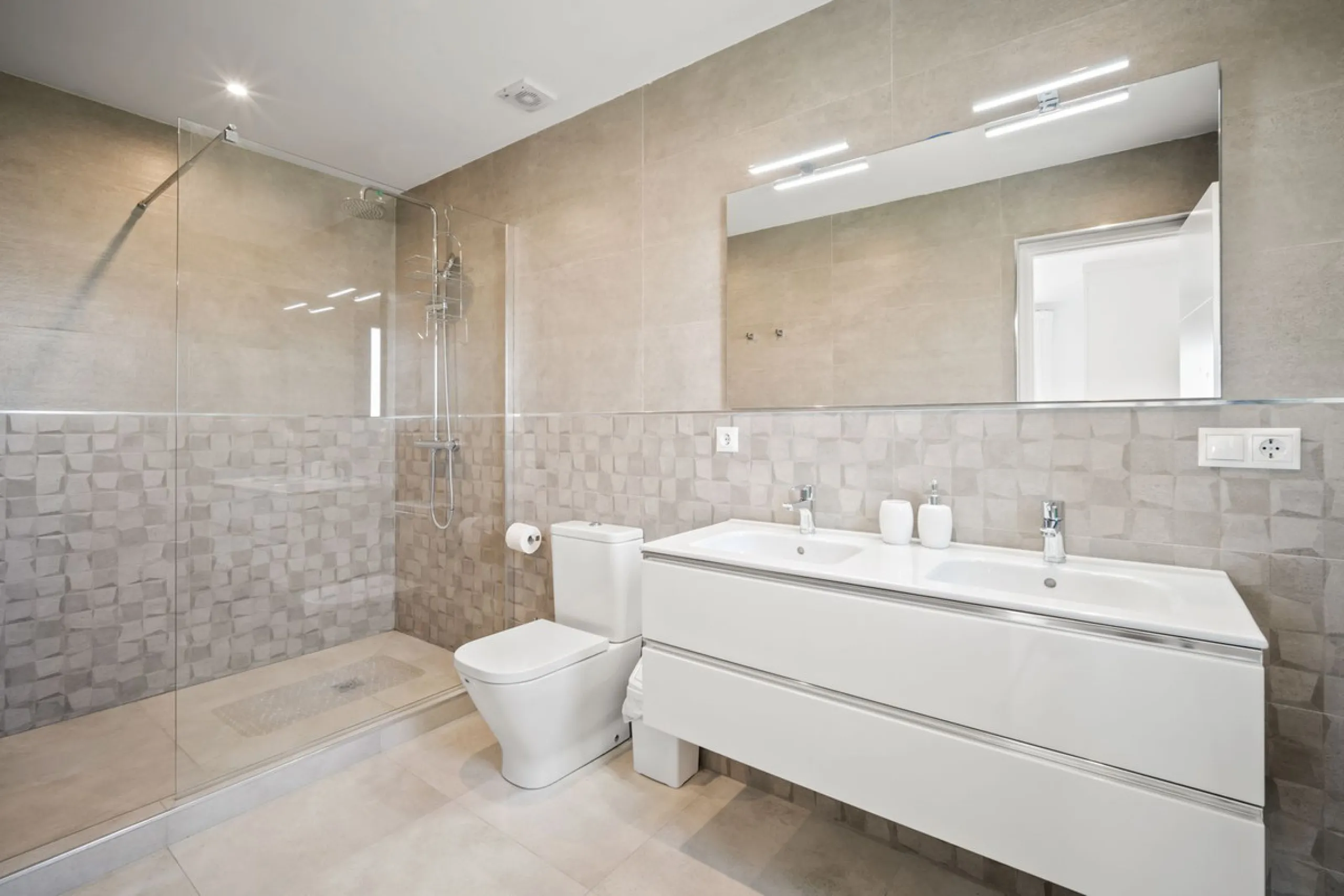 Amazing sea views from the beautifully presented 5 bedroom 6 bathroom villa finished to a very high standard, the light in this beautiful villa flows through from every side, large floor to ceiling windows in every room allows the sunlight to flood in, wi