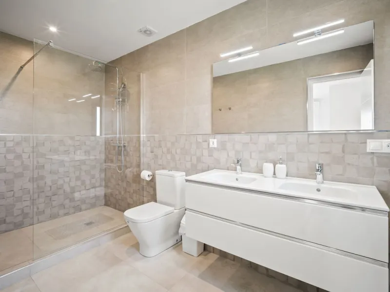 Amazing sea views from the beautifully presented 5 bedroom 6 bathroom villa finished to a very high standard, the light in this beautiful villa flows through from every side, large floor to ceiling windows in every room allows the sunlight to flood in, wi