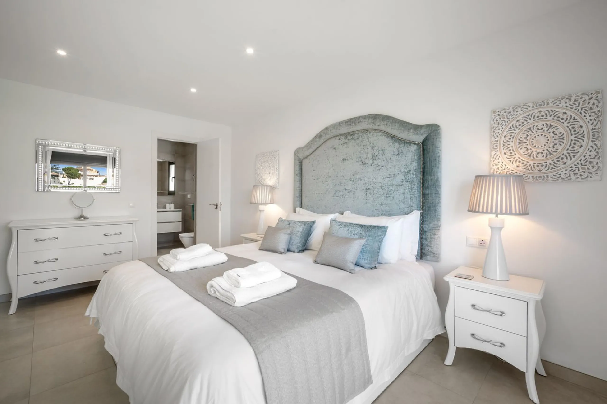 Amazing sea views from the beautifully presented 5 bedroom 6 bathroom villa finished to a very high standard, the light in this beautiful villa flows through from every side, large floor to ceiling windows in every room allows the sunlight to flood in, wi