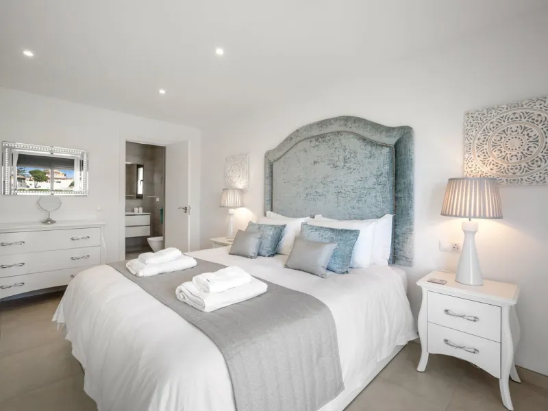 Amazing sea views from the beautifully presented 5 bedroom 6 bathroom villa finished to a very high standard, the light in this beautiful villa flows through from every side, large floor to ceiling windows in every room allows the sunlight to flood in, wi