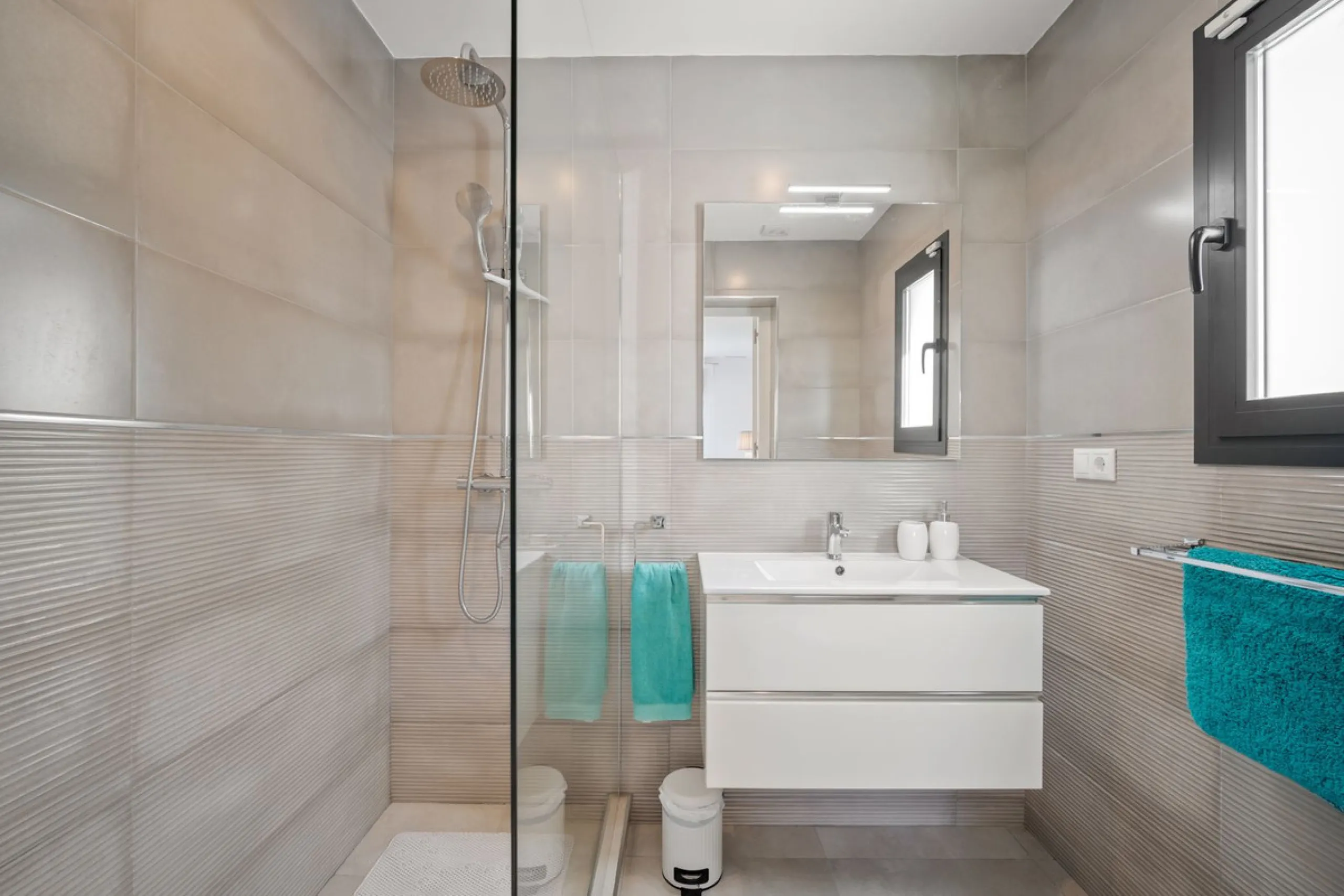 Amazing sea views from the beautifully presented 5 bedroom 6 bathroom villa finished to a very high standard, the light in this beautiful villa flows through from every side, large floor to ceiling windows in every room allows the sunlight to flood in, wi